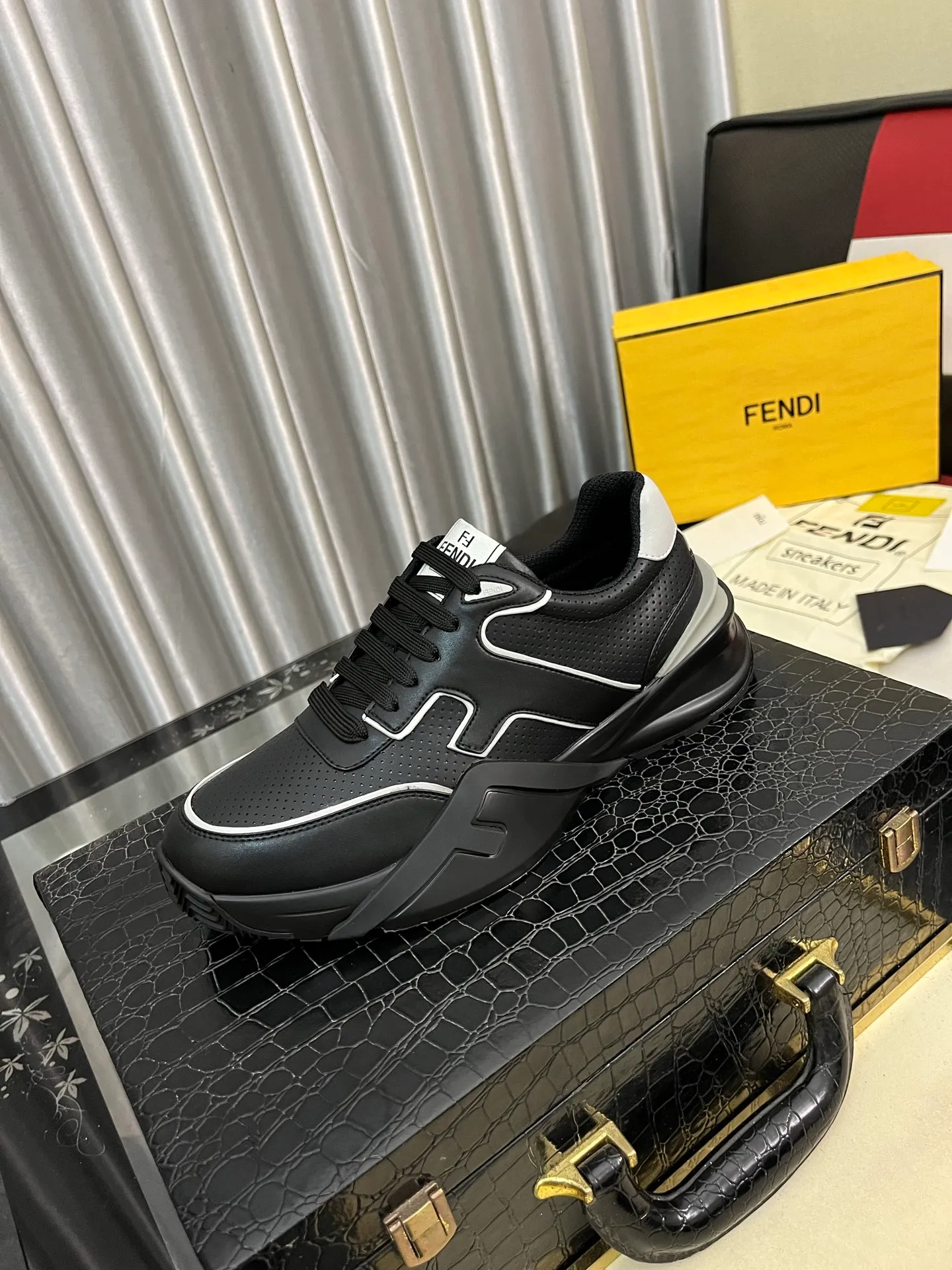 Men's men's shoes 💰560⌚️⌚️FENDI.•FENDI unique modern style sneakers. Counter purchasing🏃casual shoes😍😍 Original breathable fly-knit mesh imported from Italy (refuses to discolor and abrade feet) soles: Original soles specially provided by the original factory, super cool😍 French lazy style design ⚠️ Original quality, super comfortable and wear-resistant original soles. Code number: 38-442️⃣Colors available